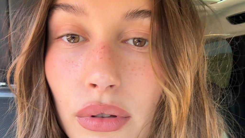 Hailey Bieber es una de las abanderadas de las 'pestañas fantasma'.