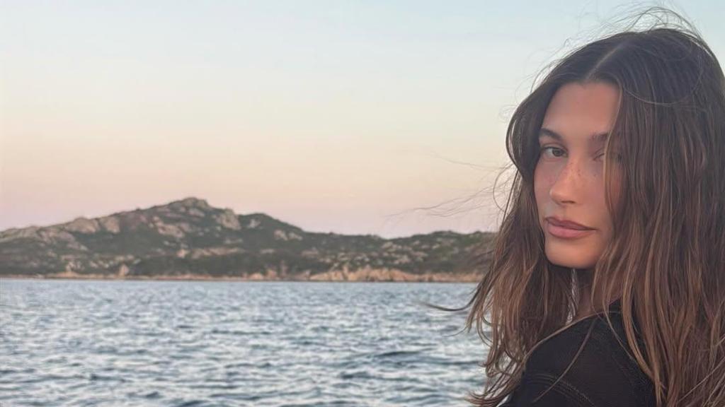 Hailey Bieber con un 'beauty look' marcado por el rubor y las pecas.