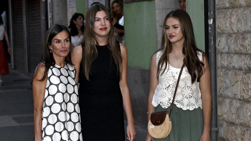 La Reina y sus hijas, en Palma.