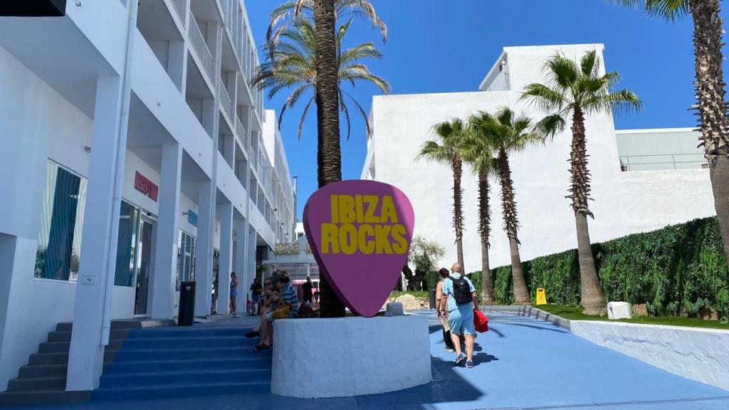 El callejón que lleva al hotel Ibiza Rocks.
