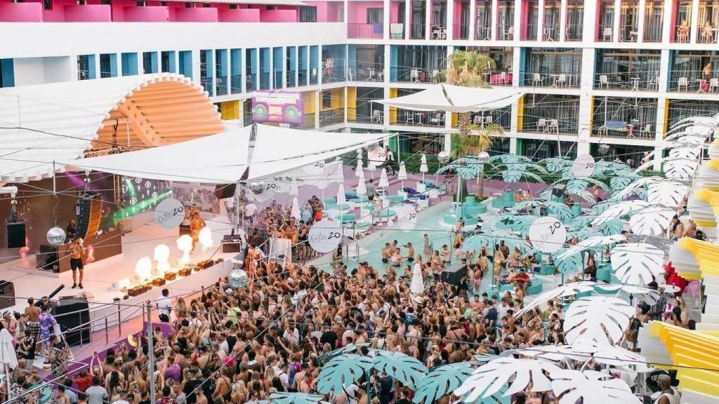 Los patios del hotel tienen capacidad para organizar fiestas de 2.500 personas.
