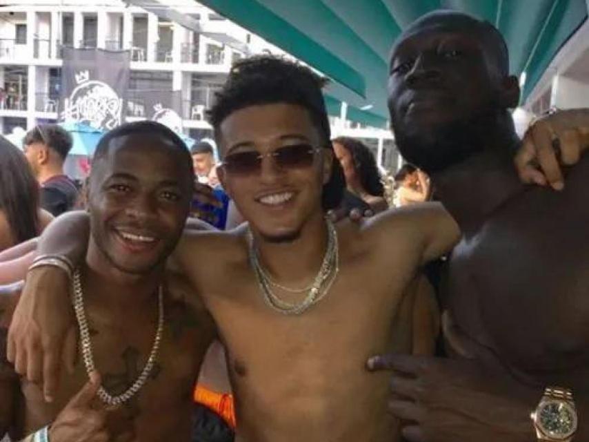 Los futbolista Raheem Sterling y Jadon Sancho junto al rapero Stormzy en Ibiza Rocks.