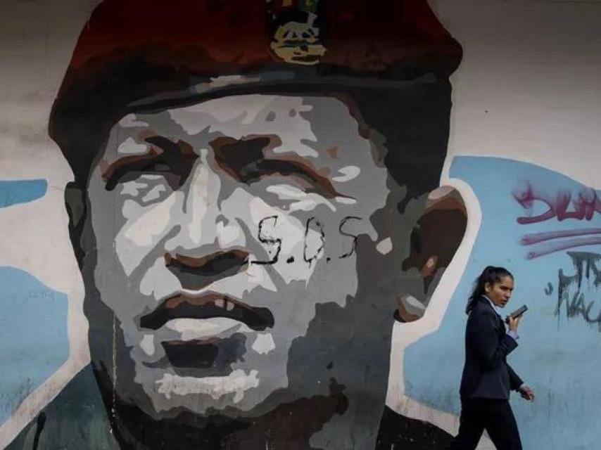 A mural of Hugo Chávez on a street in Caracas.