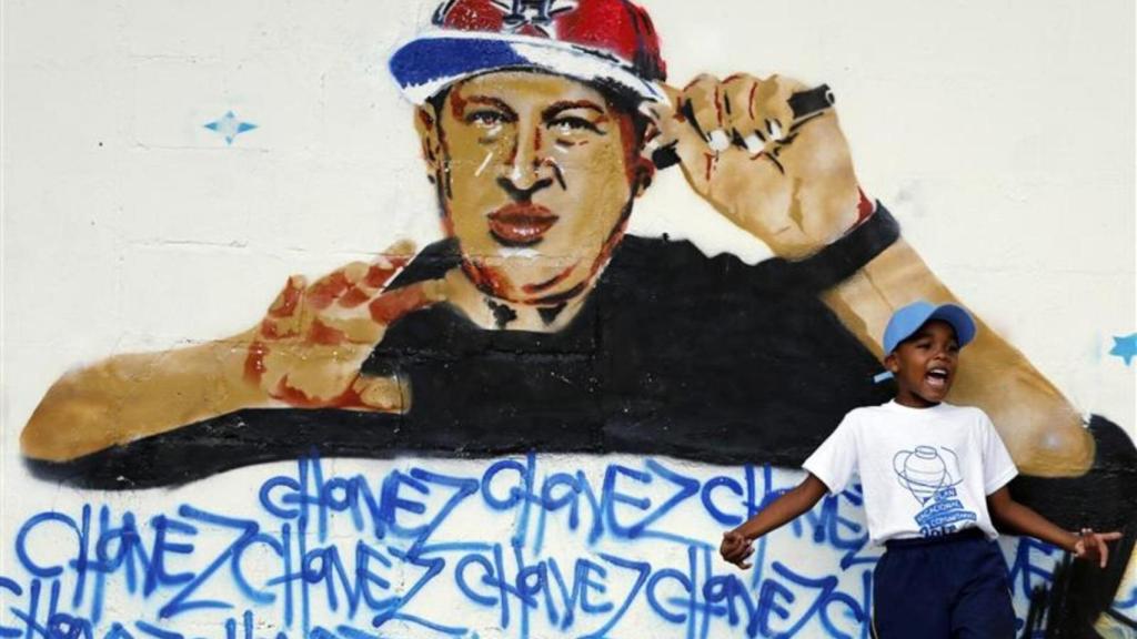 Hugo Chávez pintado por artistas callejeros en un mural de Petare.