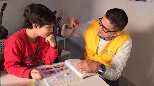 Un voluntario con uno de los niños que se alojan en la Casa Ronald McDonald.