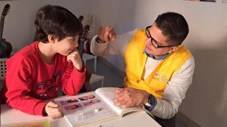 Un voluntario con uno de los niños que se alojan en la Casa Ronald McDonald.