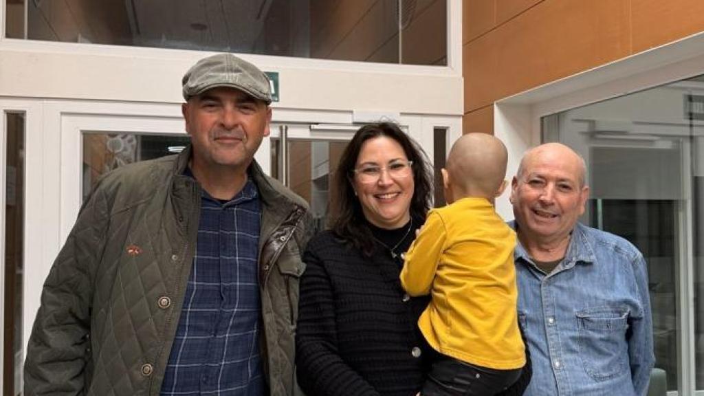 La familia de Lucía. De derecha a izquierda: José, la madre y Lucía en brazos y Alfonso.