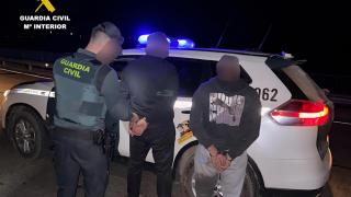 Momento de la detención de los dos hombres por la Guardia Civil en Riaño