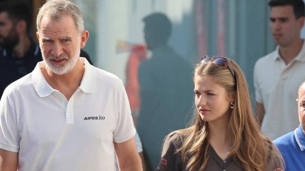 Este sábado, la princesa Leonor ha aparecido por sorpresa junto a su padre en el Real Club Náutico de Mallorca.