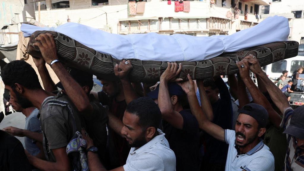 Palestinos cargan con el cadáver de una víctima de los ataques israelíes.