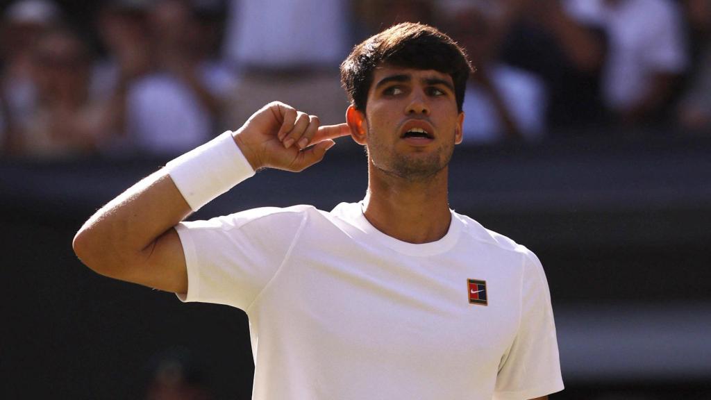 Alcaraz celebra un punto en la final de Wimbledon.