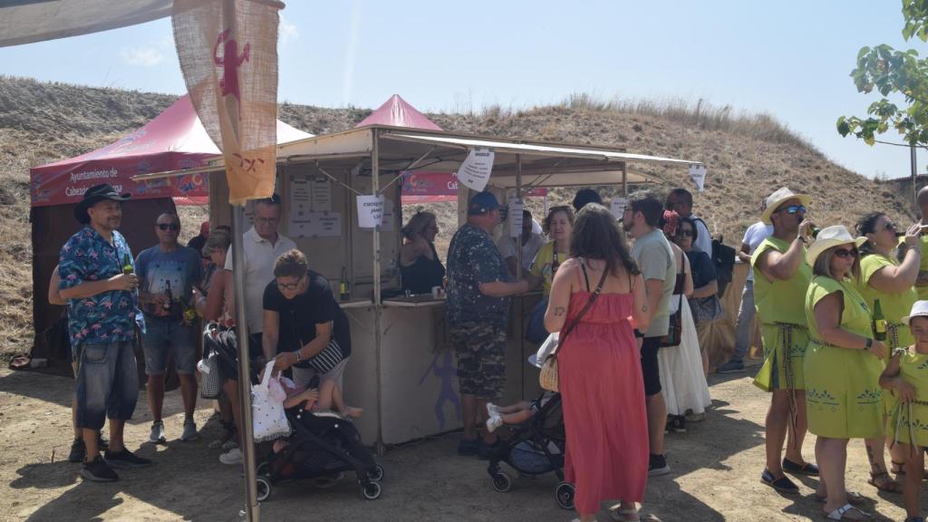 Los asistentes disfrutan del mercado artesanal