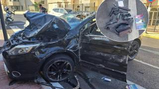 El coche que conducía el detenido y las armas que portaba.