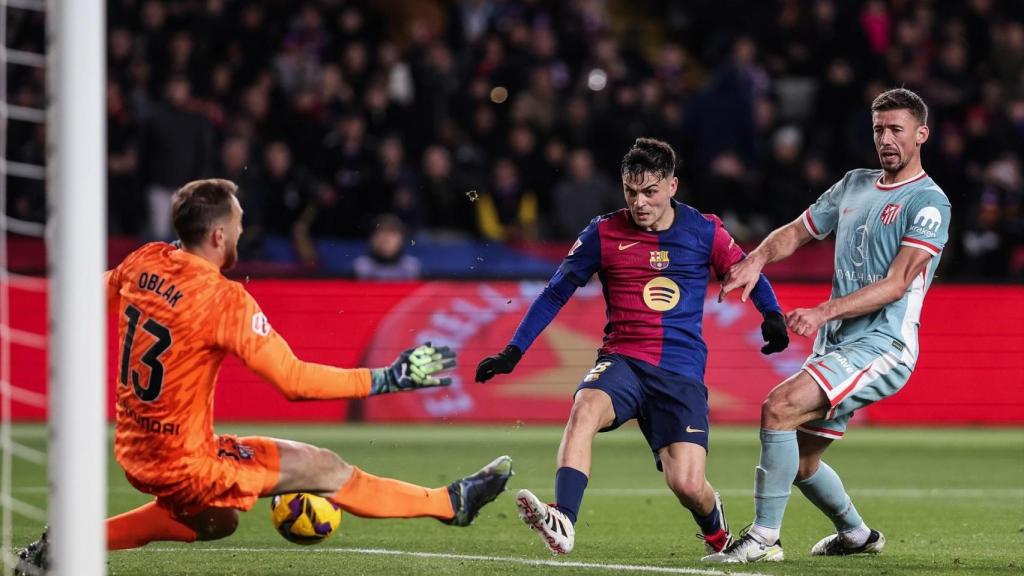 Pedri anota un tanto tras zafarse de Lenglet en el Barça-Atlético de la pasada temporada.