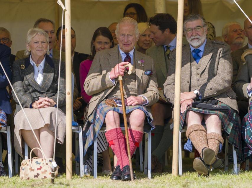 Carlos III ha llevado un sgian dubh, dentro de sus calcetines. Este pequeño cuchillo tradicional escocés es un elemento distintivo del traje típico masculino de las Highlands.
