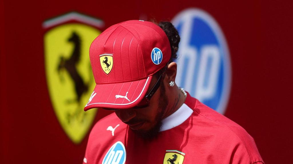 Lewis Hamilton, cabizbajo en el paddock del Gran Premio de Hungría.