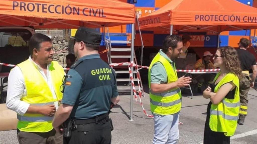 El presidente de la Diputación de Ávila, Carlos García, durante su visita a las zonas afectadas por el incendio