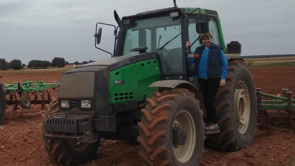 Ángeles en su tractor labrando.