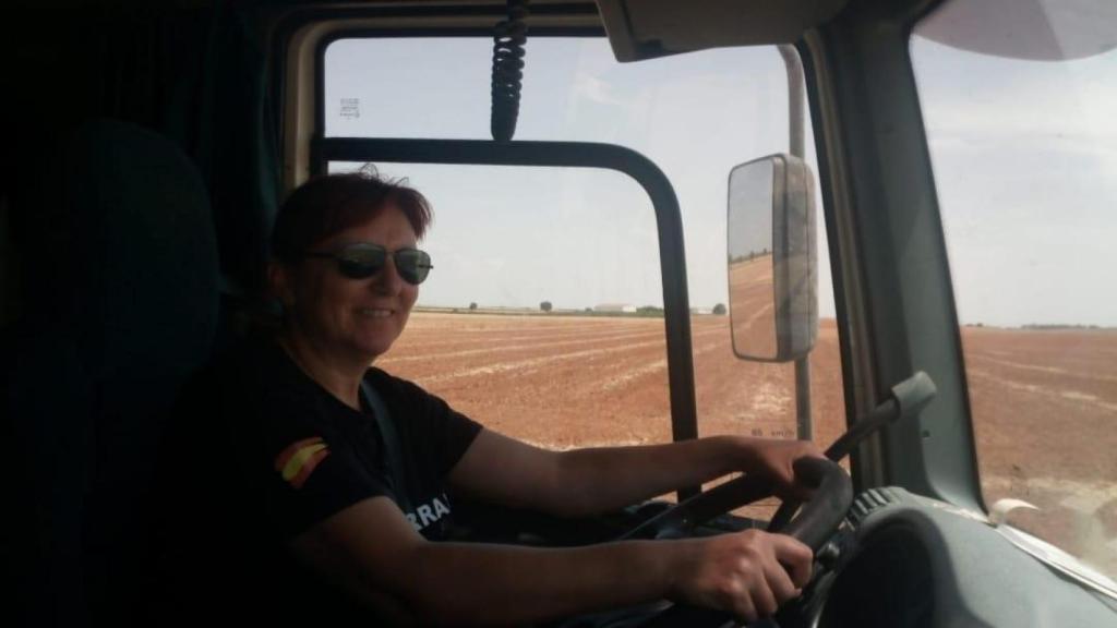 Ángeles conduciendo su camión.