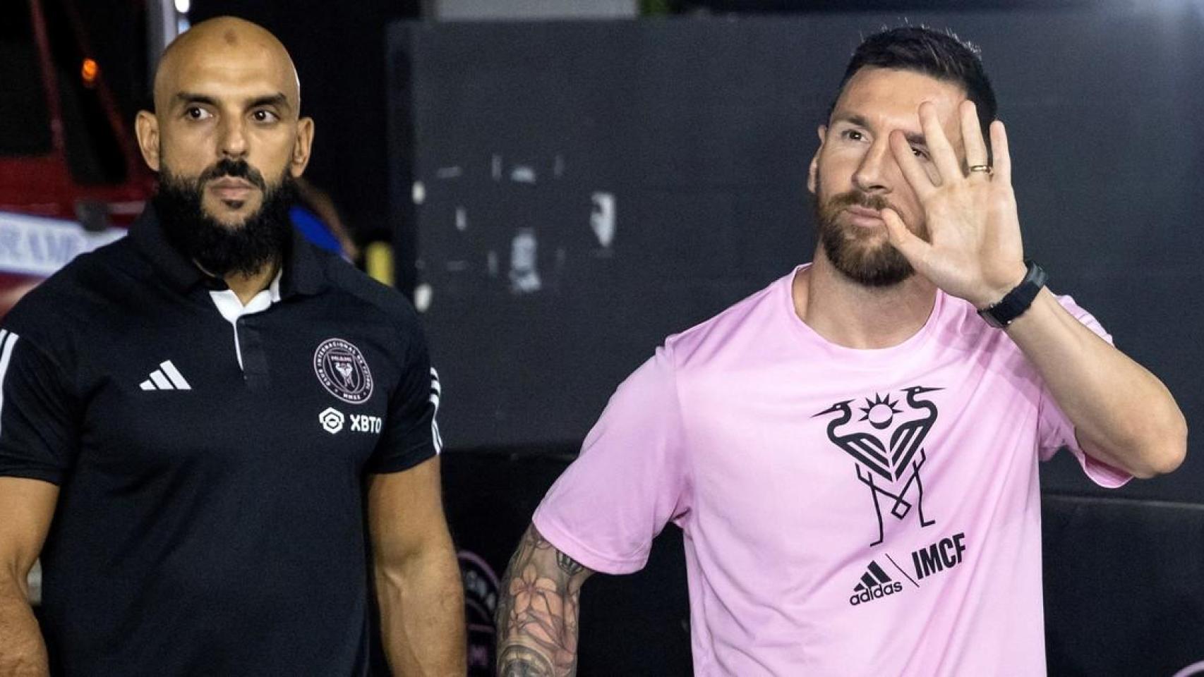 Yassine Cheuko acompaña a Leo Messi en un día de partido del Inter Miami.