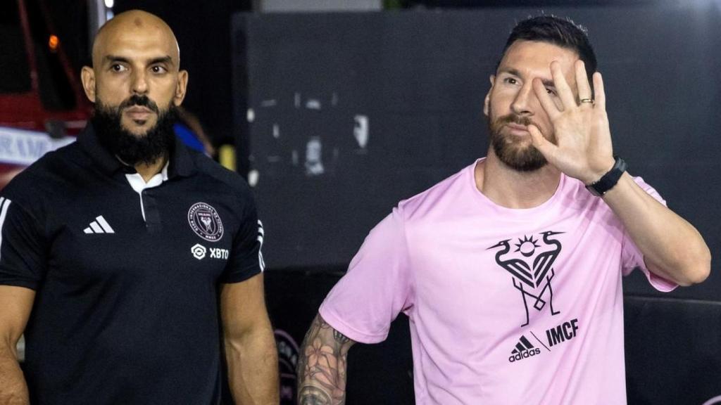 Yassine Cheuko acompaña a Leo Messi en un día de partido del Inter Miami.
