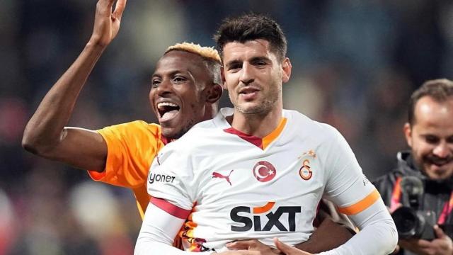 Álvaro Morata, abrazado por Osimhen en una victoria del Galatasaray.