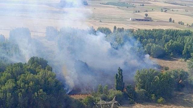 Un fuego bajo las líneas de media tensión en Mayorga obliga a la Junta a declarar el nivel 1
