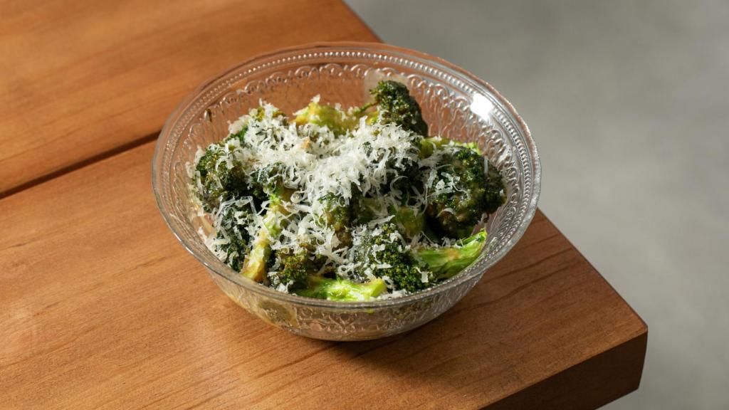 Brócoli crujiente con salsa de cacahuete y miel y queso parmesano.