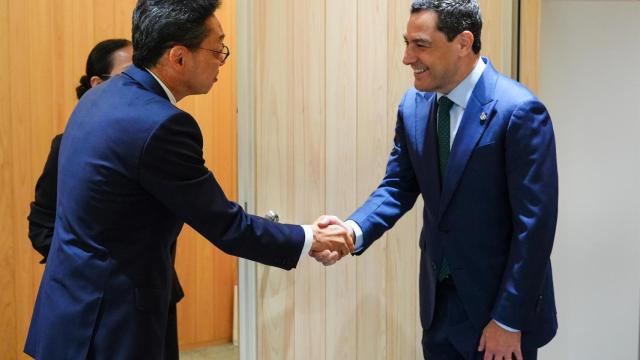 El presidente de la Junta de Andalucía, Juanma Moreno (d) se entrevista con autoridades de Osaka antes de asistir al acto institucional del Día de Andalucía en la Exposición Universal de Osaka 2025.
