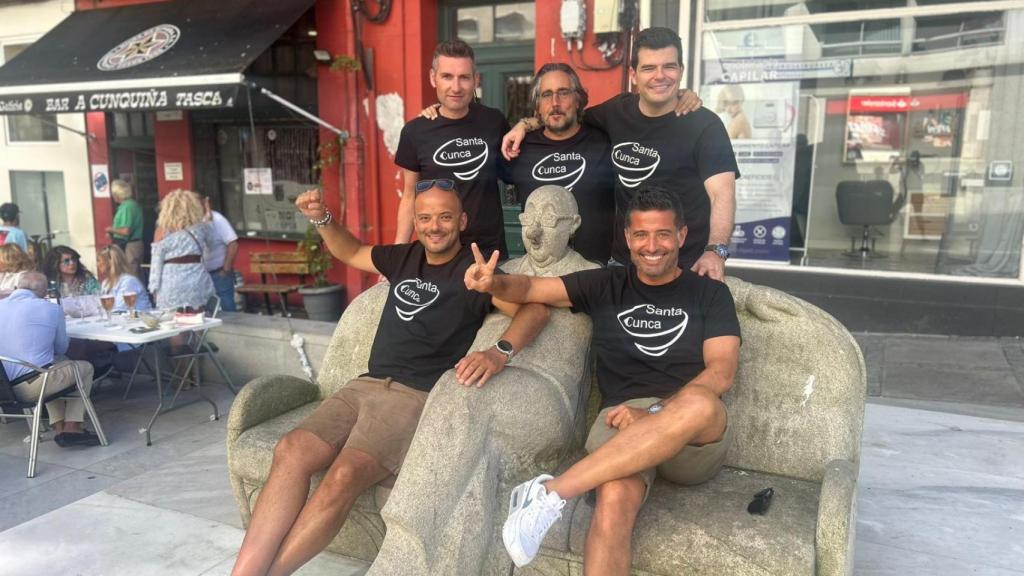 Los cinco amigos que iniciaron Santa Cunca, en el banco de Álvaro Cunqueiro