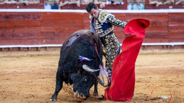 Daniel Luque interpreta una luquesina en la plaza de toros de La Merced en Huelva.