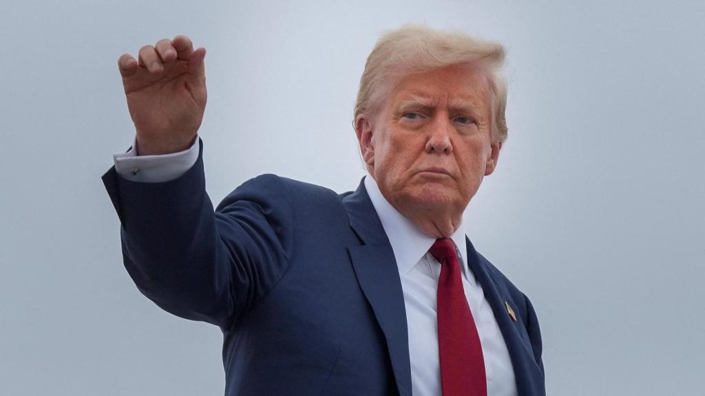 Donald Trump subiéndose al Air Force One este sábado para dirigirse a Nueva Jersey.