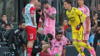 El cuerpo médico examina el dolor de Messi en el partido ante Necaxa.