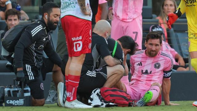 El cuerpo médico examina el dolor de Messi en el partido ante Necaxa.