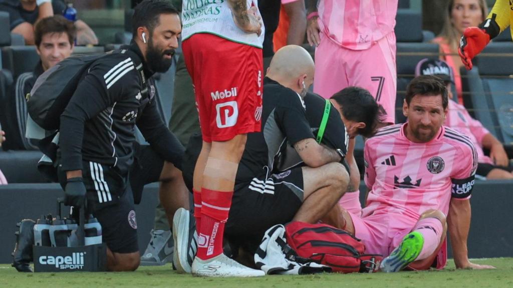 El cuerpo médico examina el dolor de Messi en el partido ante Necaxa.