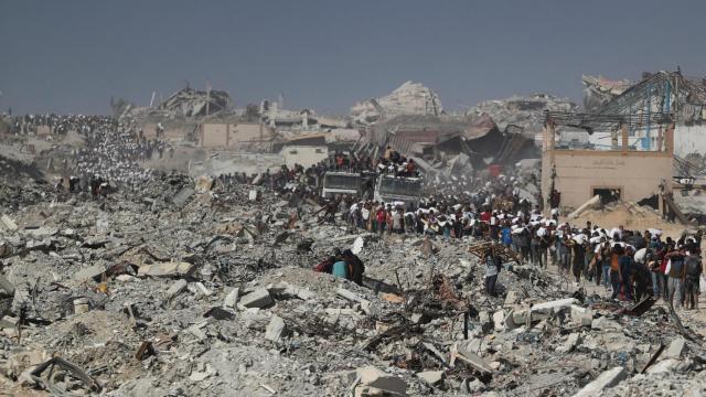 Palestinos transportan sacos de ayuda humanitaria en Gaza.
