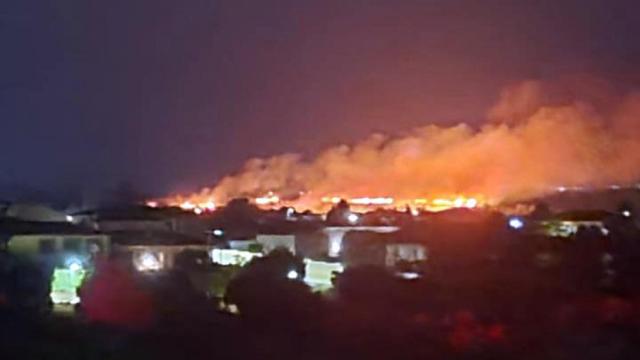 Imagen del incendio de Argés, tomada poco después de la medianoche desde una distancia de varios kilómetros.