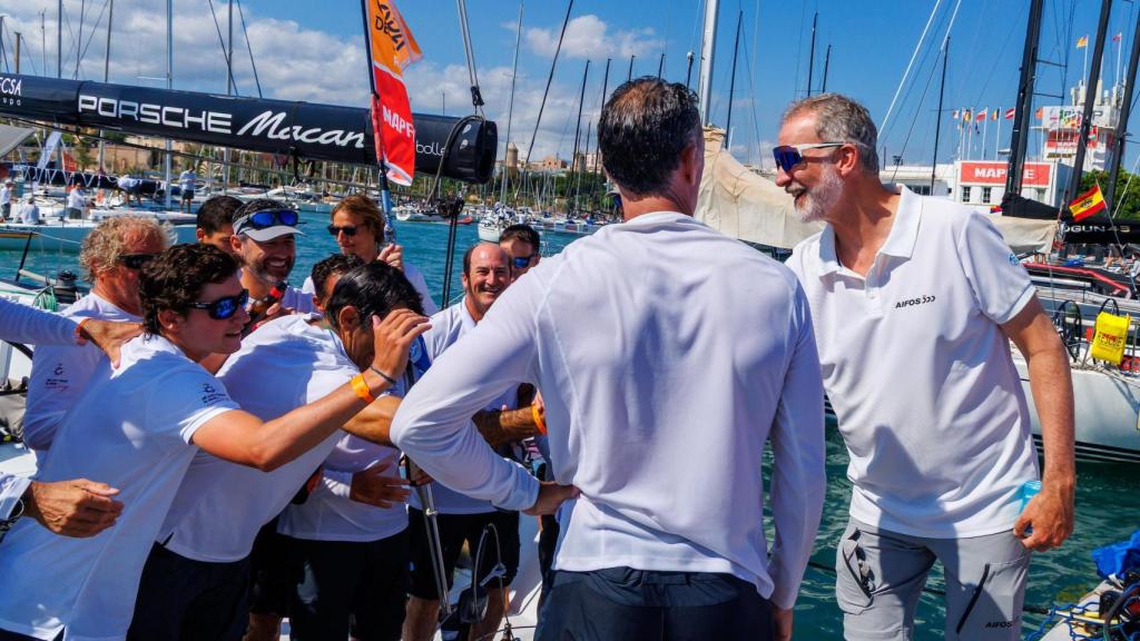 El Rey Don Felipe felicita a los nuevos campeones de Europa en ORC A. los españoles del Estrella Damm.