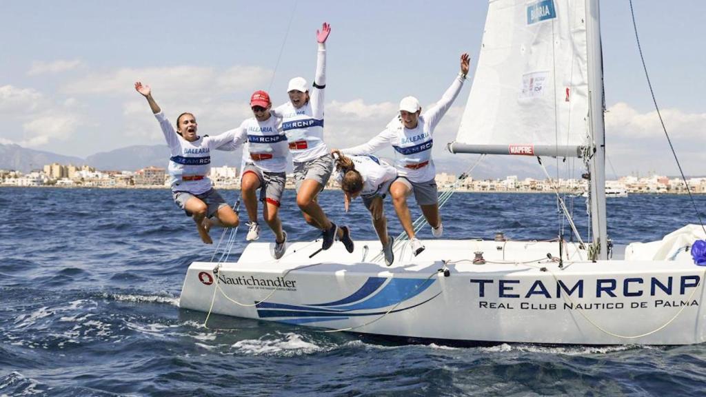 Balearia Team RCNP, con María Bover a la caña, campeonas de la 43ª edición en la clase Balearia Women's Cup.