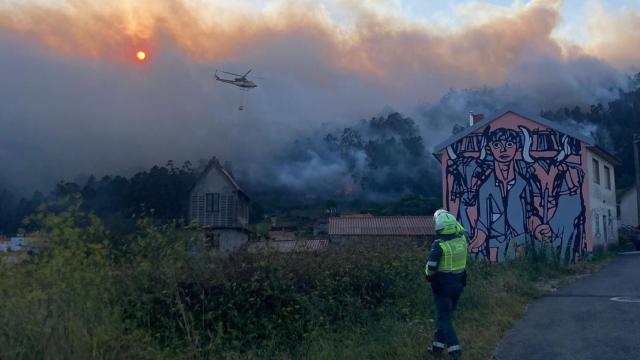 Tres incendios activos en Ponteceso (A Coruña) que alcanzan las 220 hectáreas calcinadas