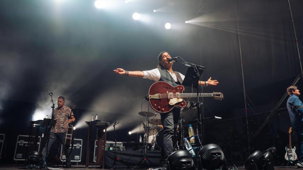 Álvaro Urquijo, líder de Los Secretos durante el concierto en los Jardines de Abril.
