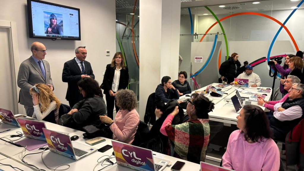 El viceconsejero de Transformación Digital, Luis Enrique Ortega, visita el Espacio Digital CyL de Zamora