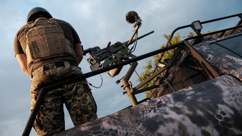 Una posición móvil de la Defensa Aérea Territorial de Kiev, operando una ametralladora pesada Browning.