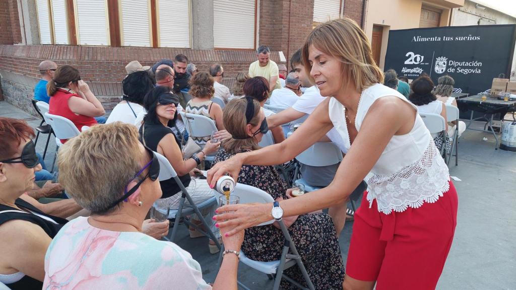 la diputada de Promoción Provincial y Desarrollo Rural Sostenible, Magdalena Rodríguez, junto a los numerosos vecinos asistentes