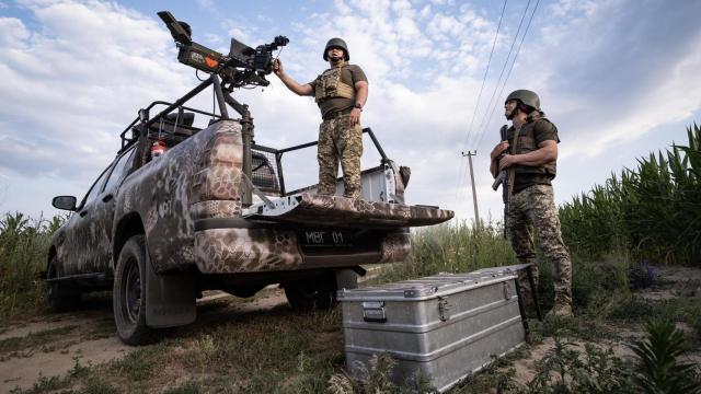 Una posición móvil de la Defensa Aérea Territorial de Kiev, operando un ametralladora pesada Browning.