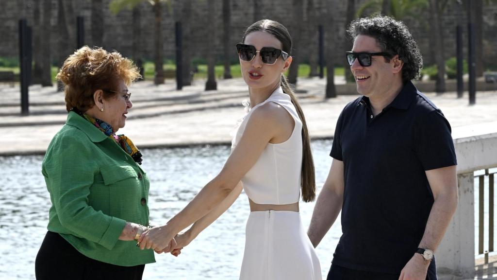 La pareja ha posado con Engracia de Dudamel, abuela del director de orquesta.