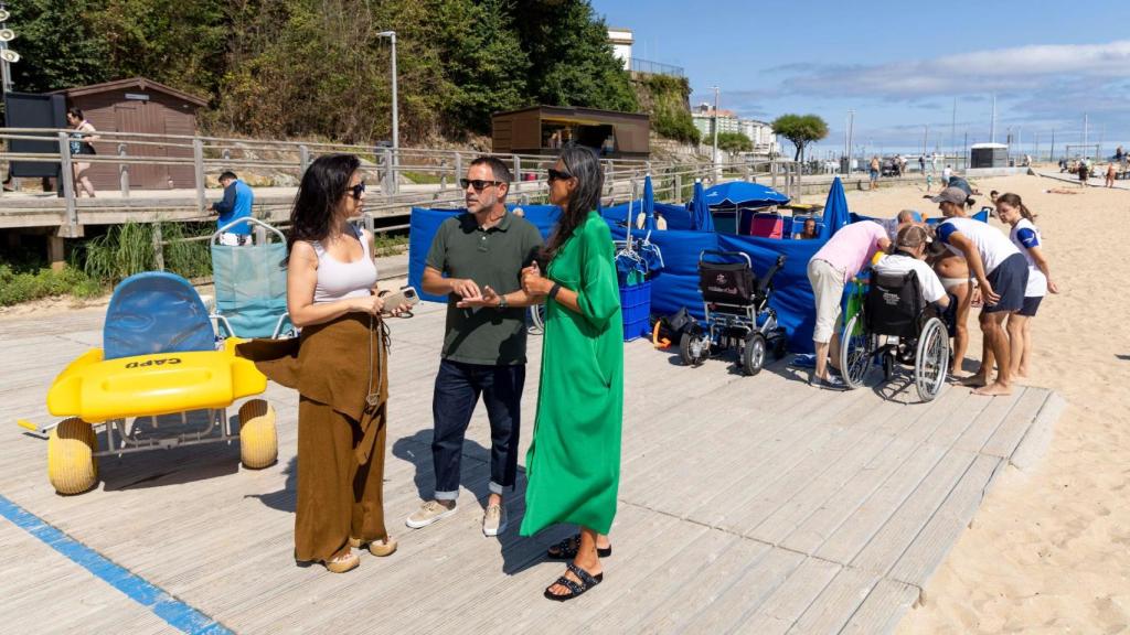 Los usuarios de la playa de Oza en A Coruña se beneficiarán este verano del servicio Ayuda en Playa