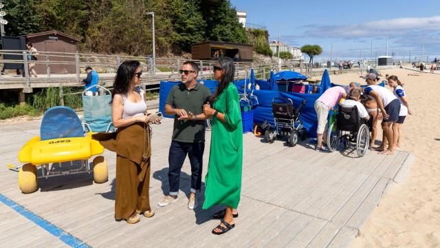 Los usuarios de la playa de Oza en A Coruña se beneficiarán este verano del servicio Ayuda en Playa