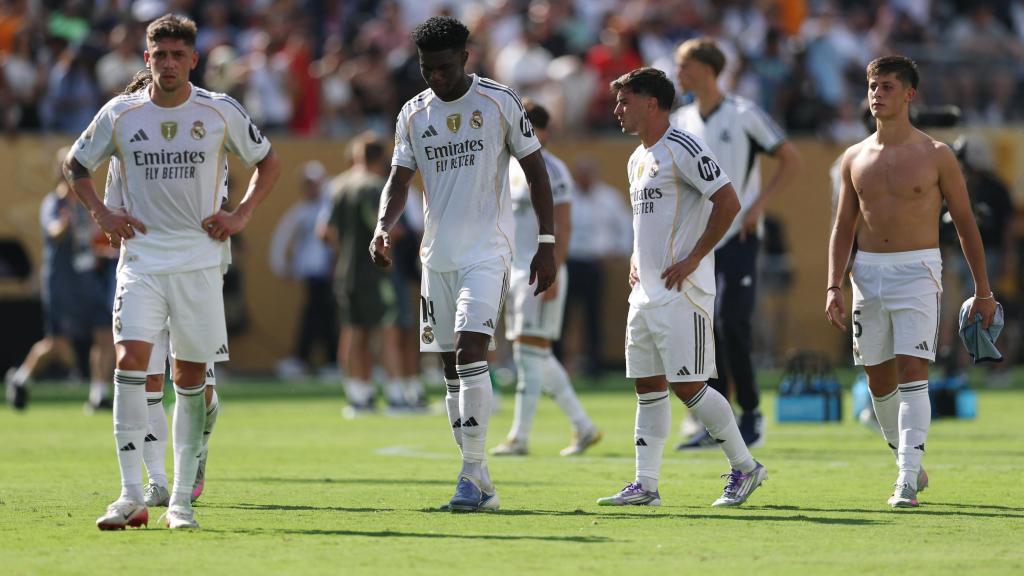 Los jugadores del Real Madrid, cabizbajos tras la derrota ante el PSG.