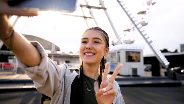 Turista tomándose un 'selfie' .